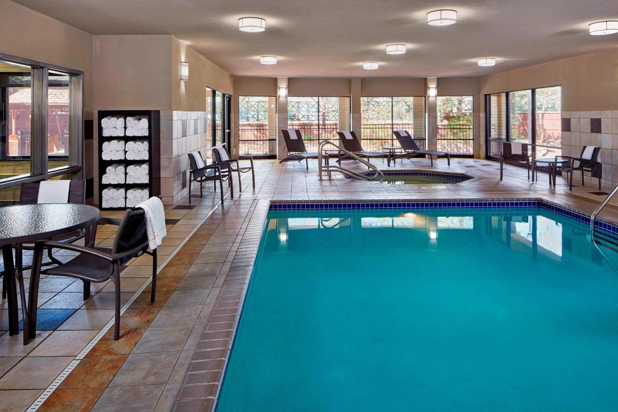 Courtyard Minneapolis St. Paul/Роузвил Екстериор снимка